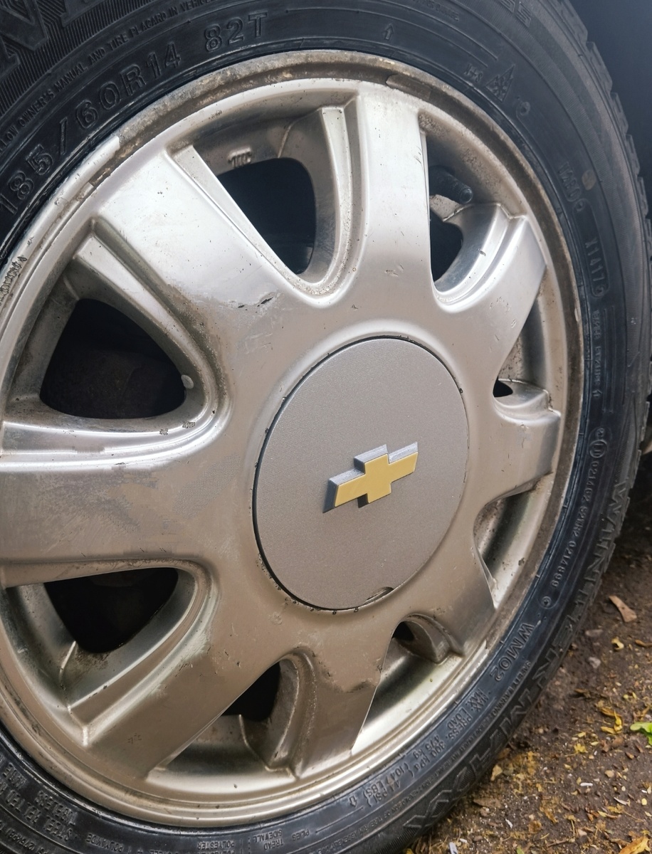 Покупка 4х колпачков на литой диск тоже рассматривался. Но дома же есть 3Д принтер Creality который мне помог воплатить мою задумку. Сложность возникла при расстановке защелок. После некоторых корректировок диск защелкнулся как родной. Постобработка шпатлёвка, грунтовка, база, лак. 