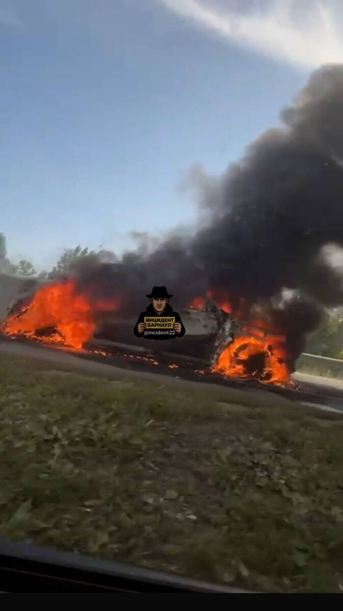    Автомобиль сгорел на алтайской трассе. Источник: "Инцидент Барнаул"