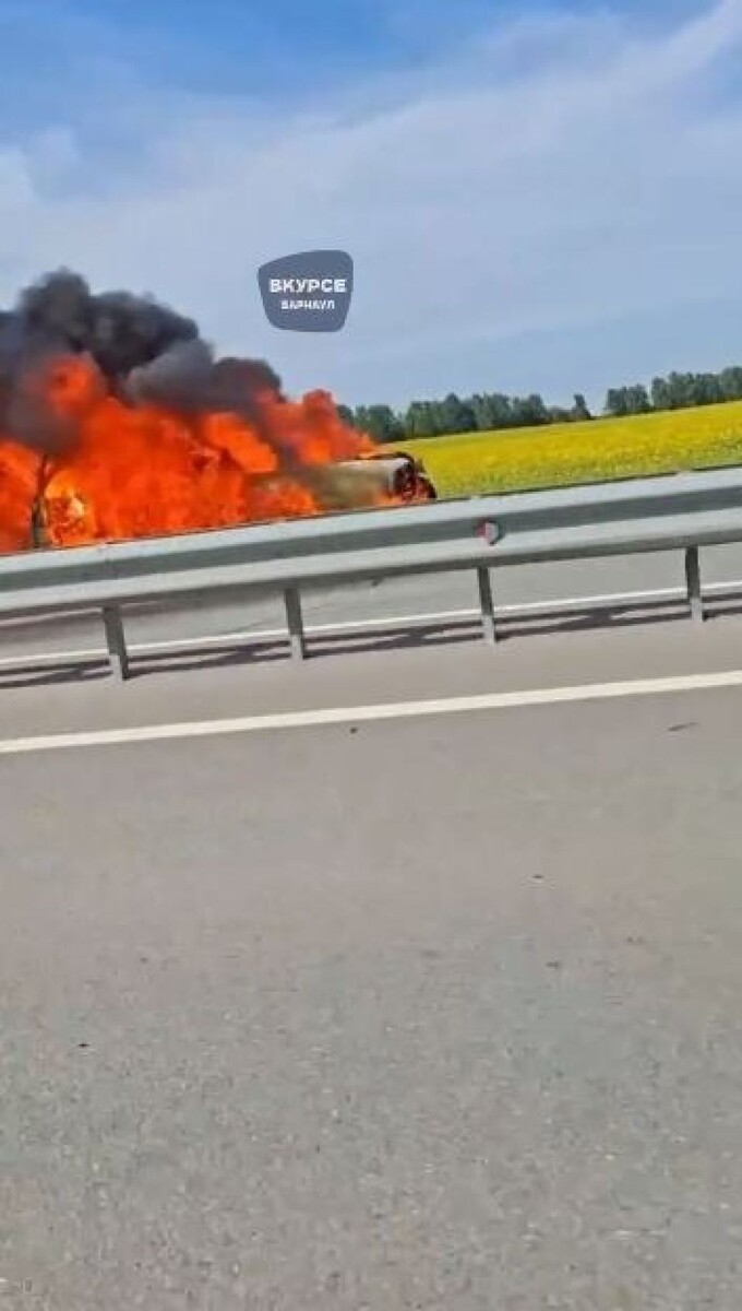    Автомобиль сгорел на алтайской трассе. Источник: "В курсе 22"
