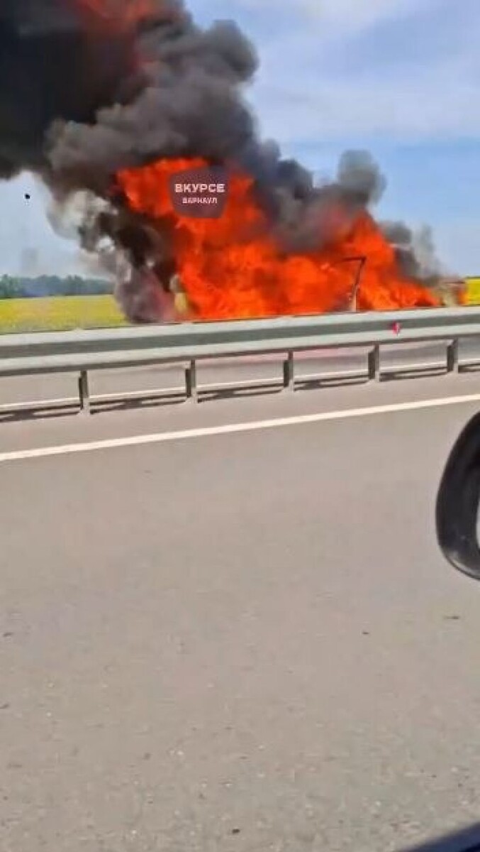    Автомобиль сгорел на алтайской трассе. Источник: "В курсе 22"
