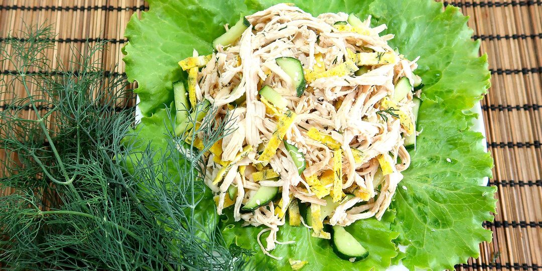 Салат с курицей, свежим огурчиком и пикантной заправкой