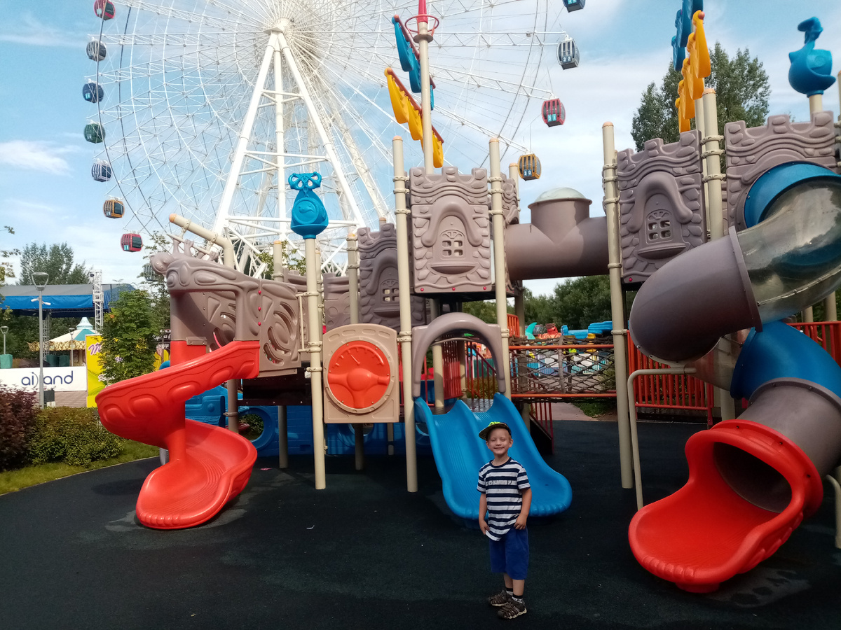 Аттракционы Айлэнд. На детской площадке