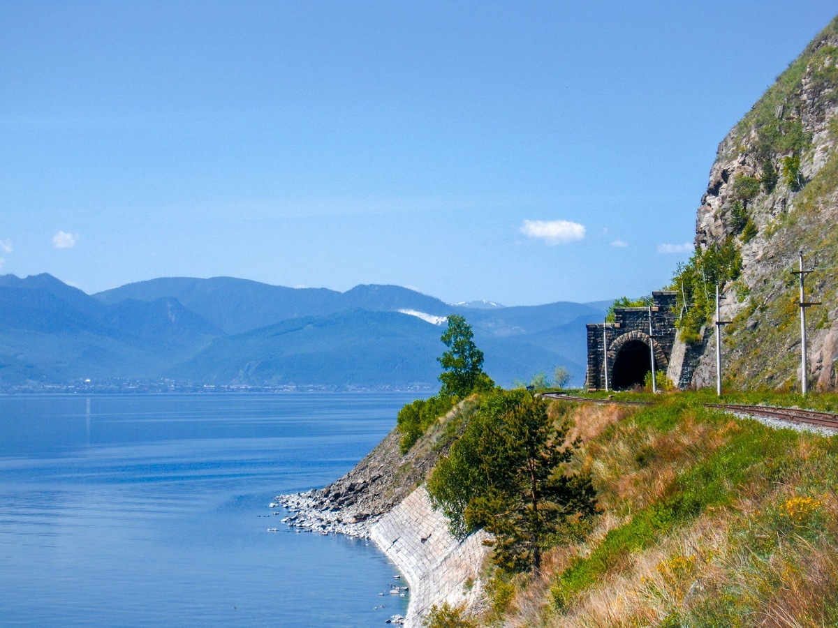 Особенность железнодорожного пути по Транссибу — мало стыков на полотне на длительных переездах. Здесь проложены цельные рельсы длиной до 800 метров, поэтому ход поезда очень мягкий, почти нет традиционного стука колёс. Фото: Anton Volnuhin / Unsplash