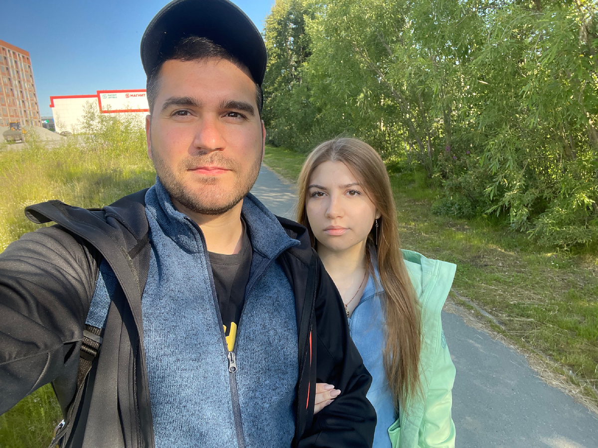 Сборы перед дорогой. Настрой — северный, рюкзаки — за плечами.