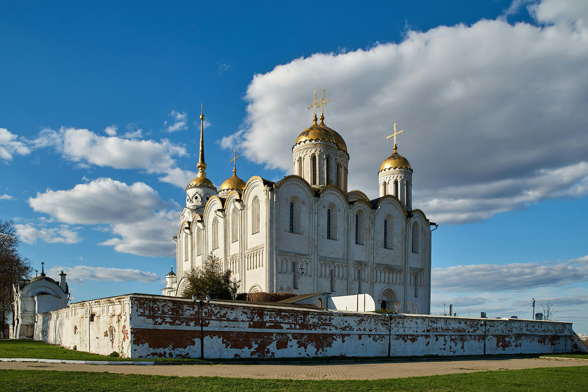Дмитриевский собор более скромный, но не менее изящный, особенно благодаря белокаменной резьбе фасада. Фото: Dmitriy Soloduhin / Unsplash