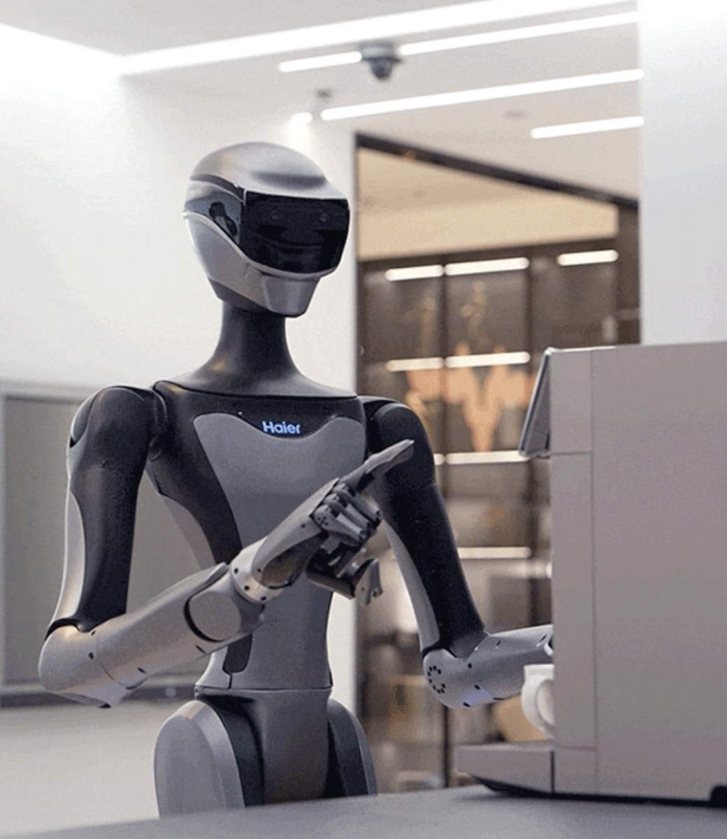 Haier представила своего человекоподобного робота HIVA Haiwa, которого производитель называет «терминатором домашней работы». 