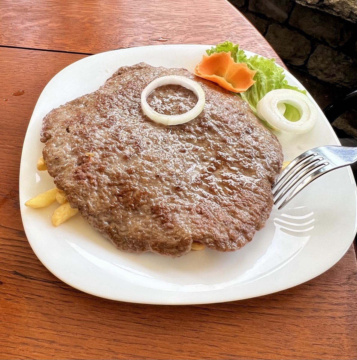 В кафе плескавицу подают без лепешки.