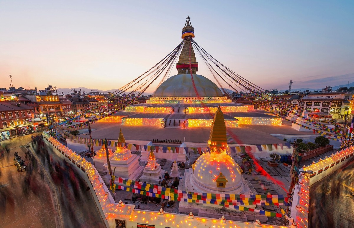 Ступа Боднатх (Buddha Stupa) Катманду - одна из главных святынь буддистов всего мира. По размерам она является самой большой на планете: ее высота – 40 м, диаметр – до 100 м. Ступа Боднатх входит в перечень памятников всемирного наследия ЮНЕСКО.
Боднатх считается основным центром тибетского буддизма в Непале. Ступа построена в VI веке, и часто упоминается в исторических документах. Через Боднатх лежал путь из Тибета в Индию, и здесь останавливались многие паломники

