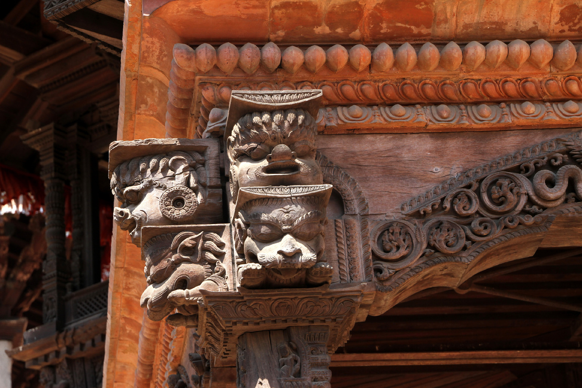 Площадь Бхактапур Дурбар (Bhaktapur Durbar Square) - бывший королевский дворцовый комплекс, расположенный в Бхактапуре, Непал. Здесь жили короли Малла Непала с 14 по 15 века и короли Королевства Бхактапур с 15 по конец 18 века, пока королевство не было завоевано в 1769 году. Сегодня эта площадь признана ЮНЕСКО, управляется совместно Археологическим департаментом Непала и муниципалитетом Бхактапура и проходит обширную реставрацию из-за ущерба, нанесенного землетрясением 1934 года и недавним землетрясением 2015 года