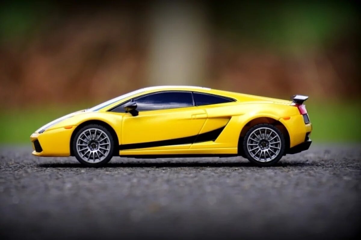    В Оренбурге прокатчики детских машин заняли все лавки у фонтана