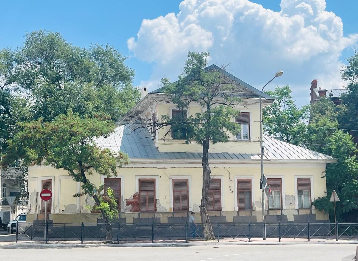 Вот этот красавец-дом с мезонином, гордо повернут фасадом на улицу Калинина