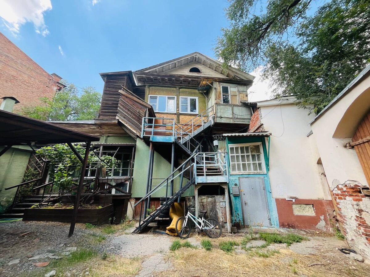 Состояние внутреннего двора дома оставляет желать лучшего