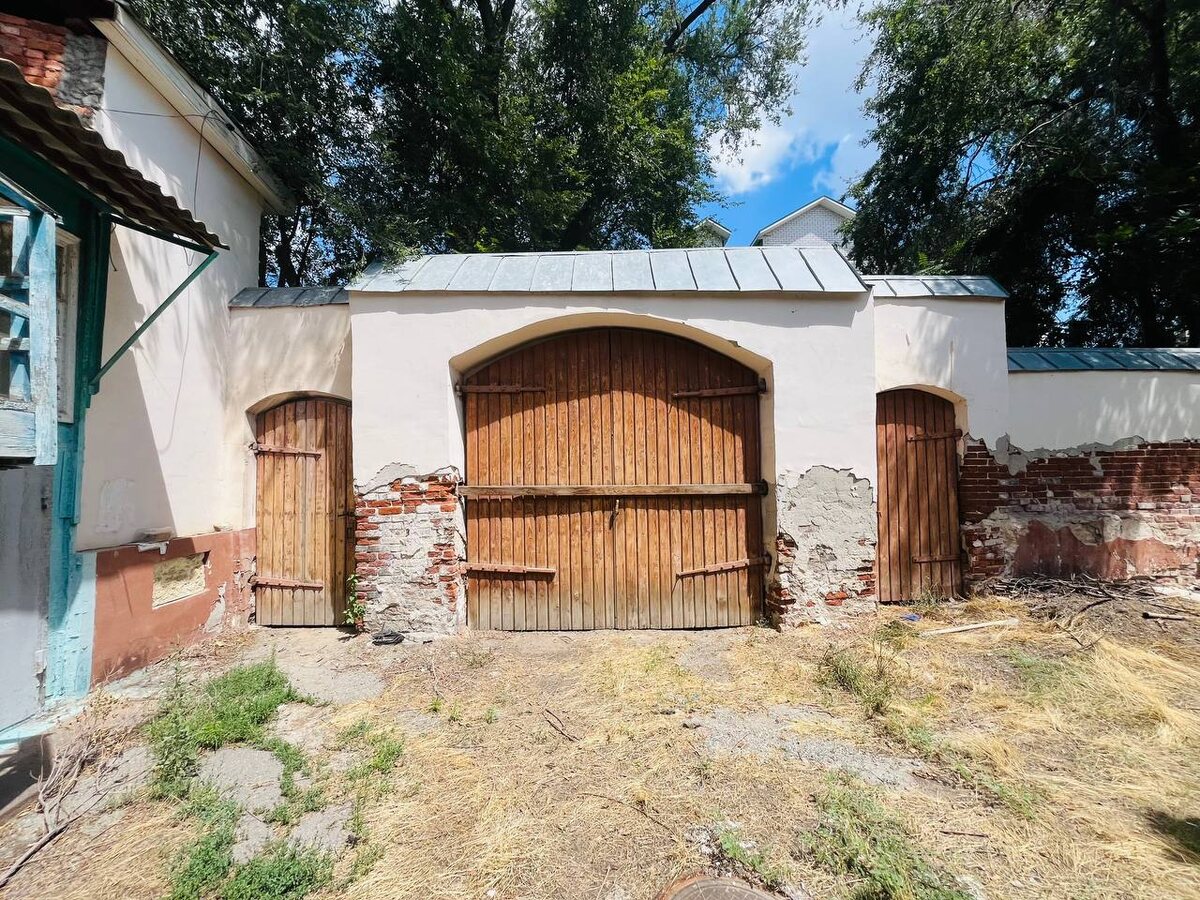 Также сохранились ворота с каретным проездом