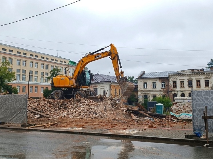     Экскаватор доламывает дома по адресу ул. Пролетарская, 1 в Литературном квартале. Фото: Николай Курилов / МК-Урал.