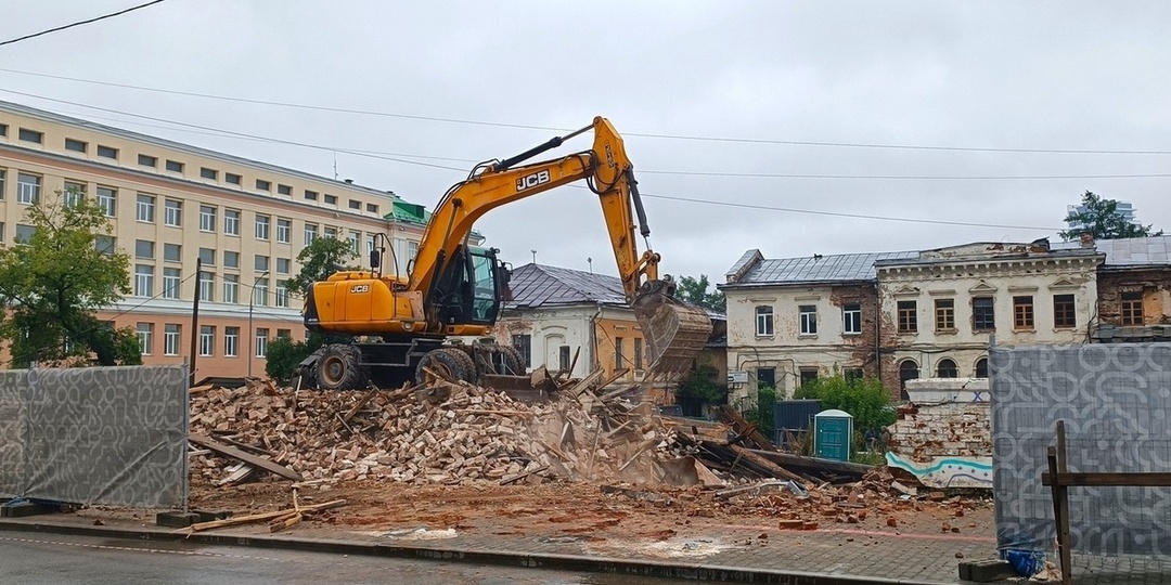 «Брусника» снесла старинные здания в Литературном квартале Екатеринбурга