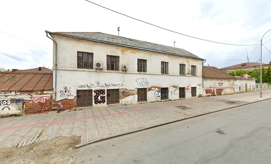     Комплекс зданий на ул. Пролетарская, 1 в 2021 году. Здания выглядят неплохо. Уже через год началось разрушение. Фото: google.com/maps.