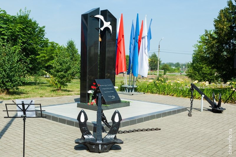    Награду во время торжественного мероприятия, посвященного Дню ВМФ, получили жена и дочь бойца