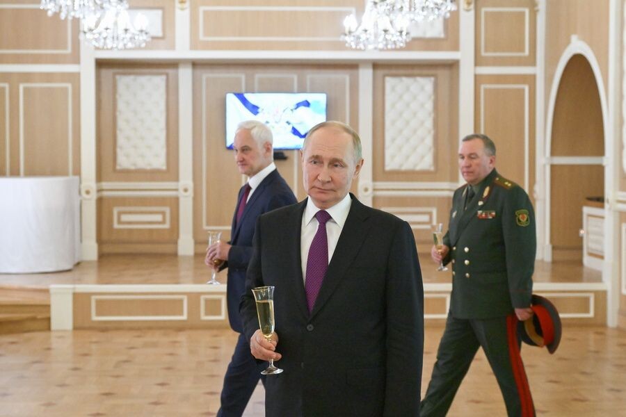    Владимир Путин во время поздравления военнослужащих с Днем Военно-Морского Флота в Главном адмиралтействе / Источник: © Алексей Даничев/POOL/ТАСС