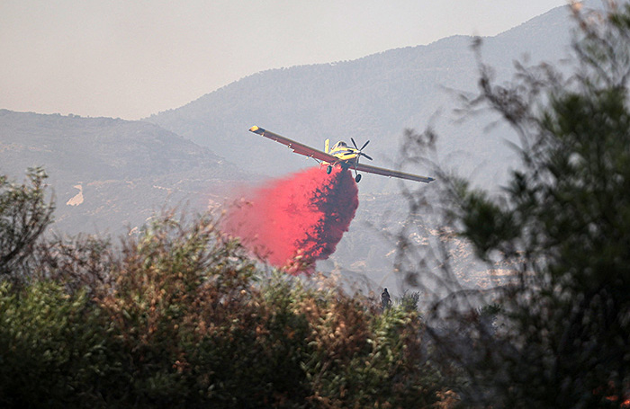    На Кипре задействована противопожарная авиация.REUTERS/Yiannis Kourtoglou