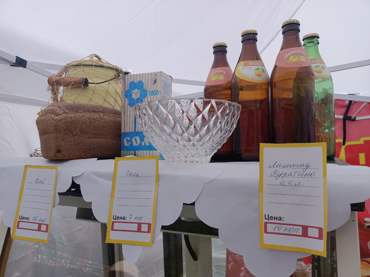 Машина времени переместила меня в СССР, а там перед моим взором такой прилавок, буфет ли?