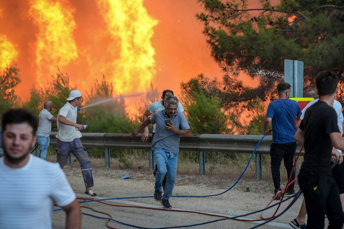 Тушение лесных пожаров в турецком городе Бурса, 26 июля 2025 года  