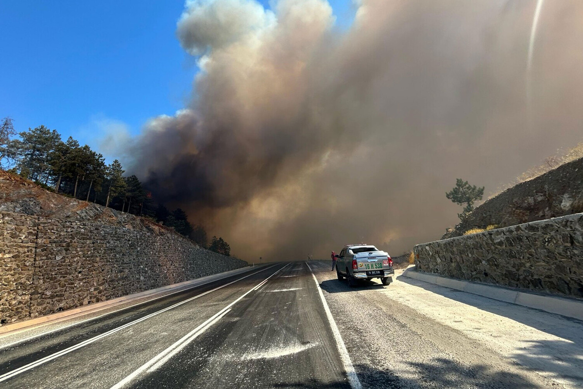 Дым от лесных пожаров в турецком городе Бурса, 26 июля 2025 года    📷