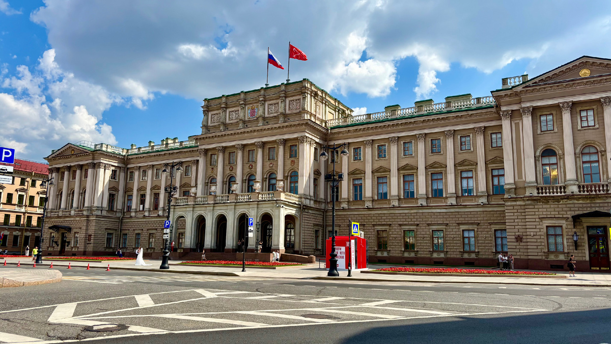 Мариинский дворец находится на южной стороне Исаакиевской площади