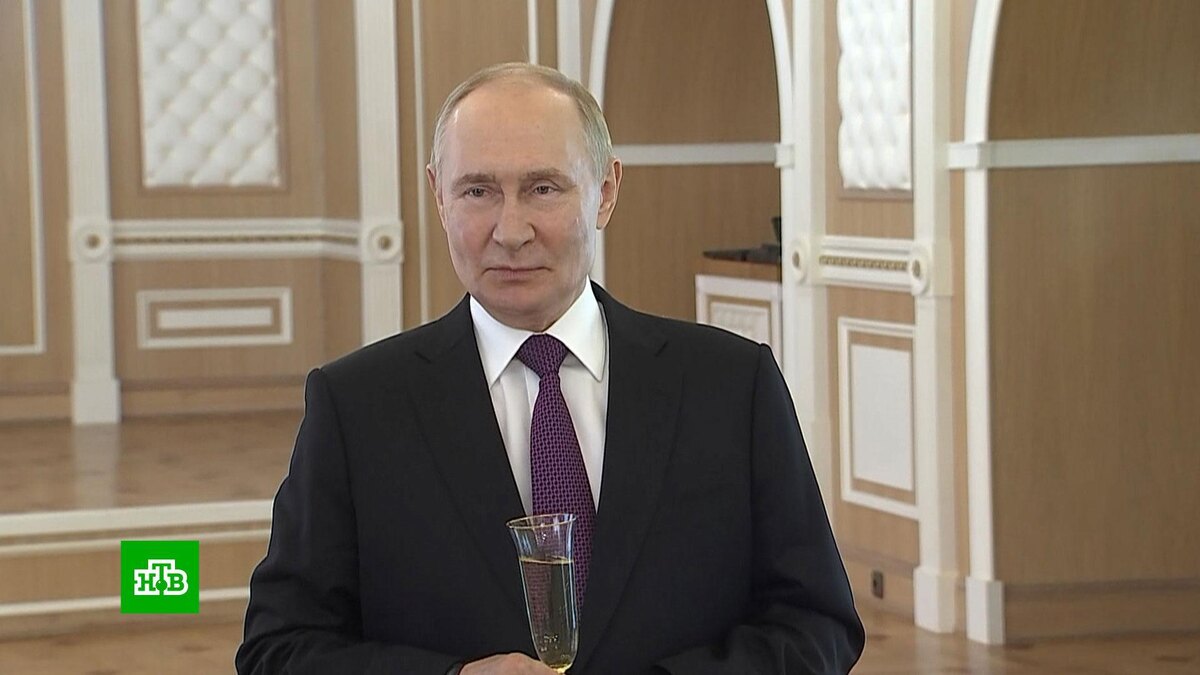    Торжественное построение под флагом: как моряки встретили Путина в День ВМФ