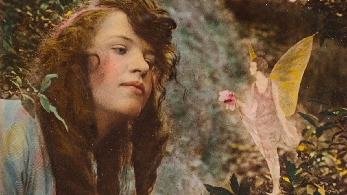 Из серии фотографий «Феи из Коттингли» (англ. The Cottingley Fairies) 1917-1920гг
