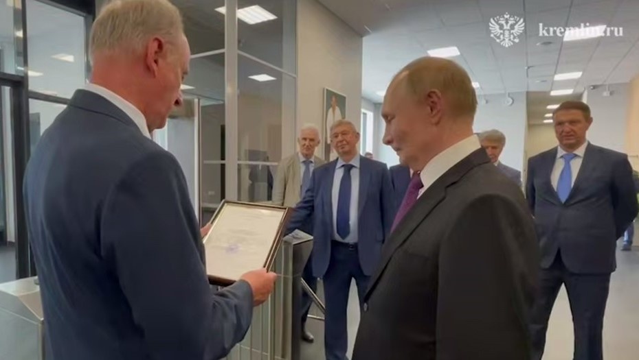    Председатель Морской коллегии Николай Патрушев награждает президента РФ Владимира Путина. Автор фото: Пресс-служба Кремля.