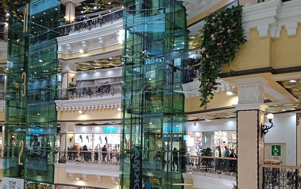 В торговых центрах все меньше покупателей. Фото: канал Мир глазами курьера