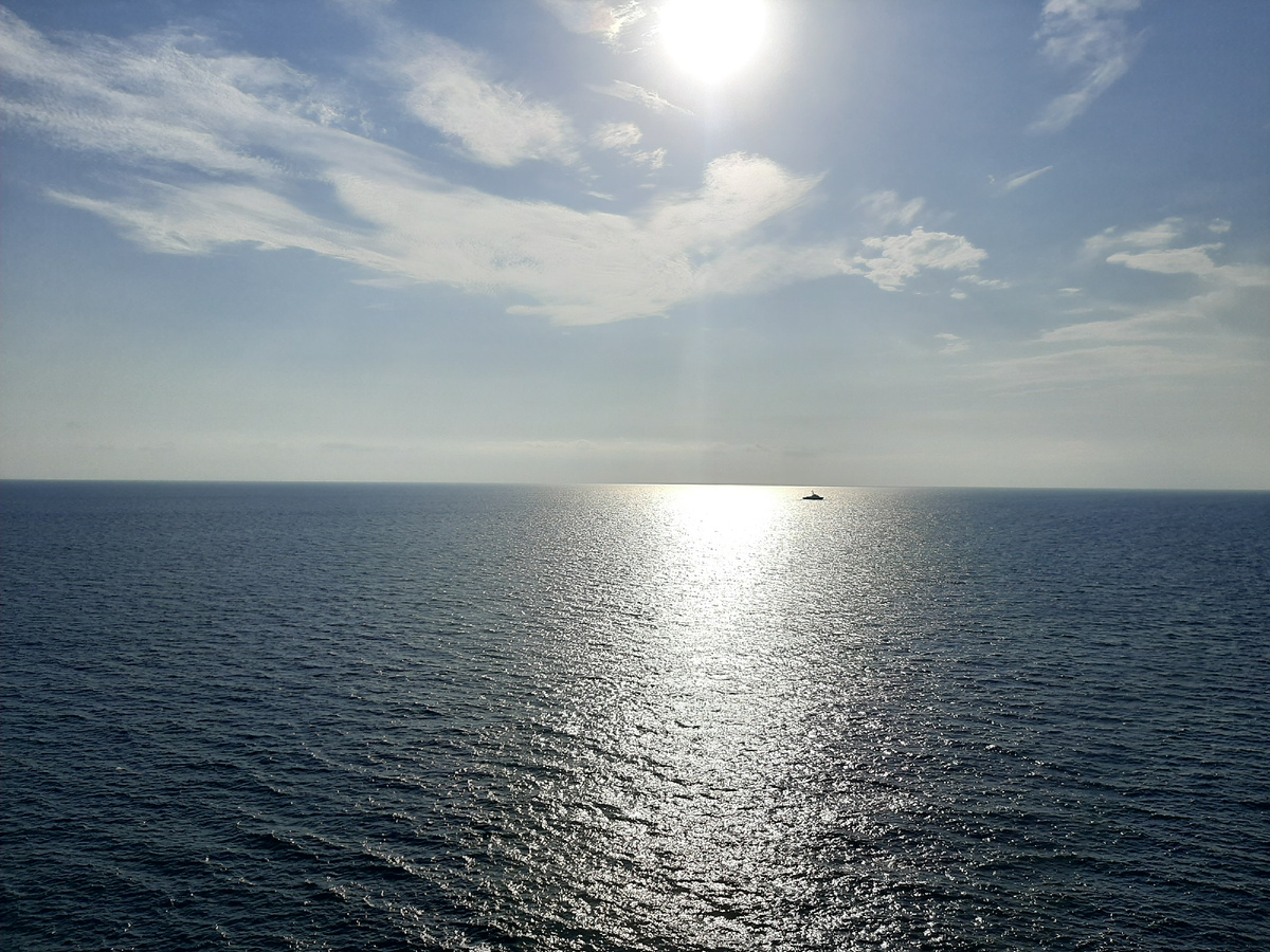 хочетя пожелать всем мирного неба над головой, как на этой фотографии. Чтобы все жили в дружбе и согласии