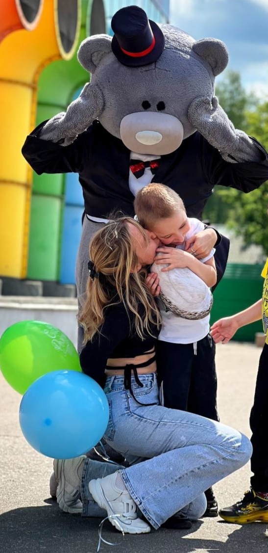 Пока там дети страдают и полны лишений, я своему ребёнку выписываю медведей, ещё и алиментов жду. Ну не словочь ли я?