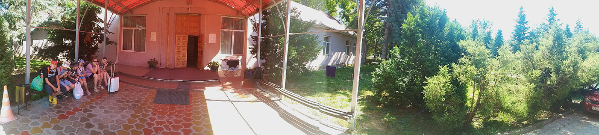 ...и со стороны главного входа (видно правое гостиничное крыло, слева - такое же)