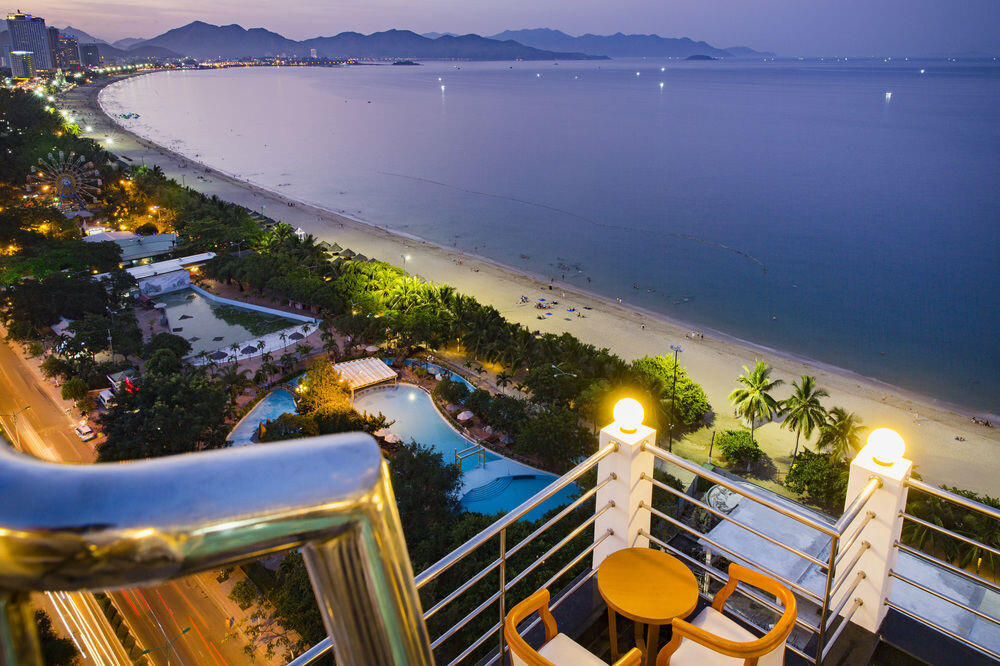 вид на вечерний Нячанг с крыши отеля