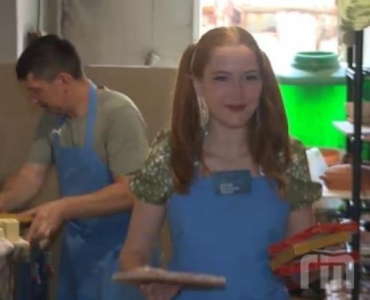 Молодые реставраторы Ярославля работают на глине, привезенной из Тверской области