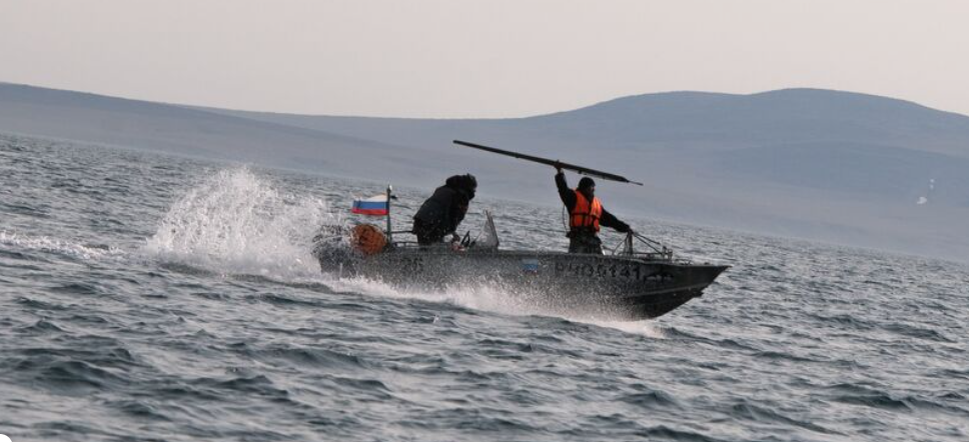 Лодка китобоев на море