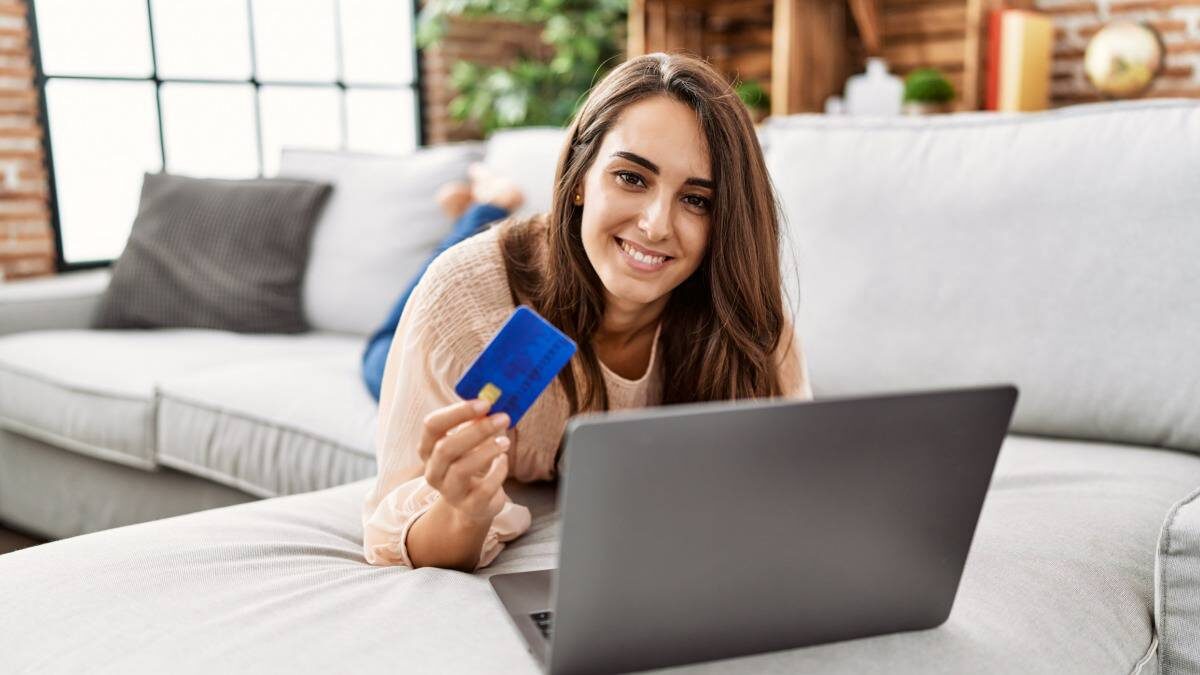    Не вводите данные банковских карт, если не уверены в цели оплаты / Фото: Shutterstock