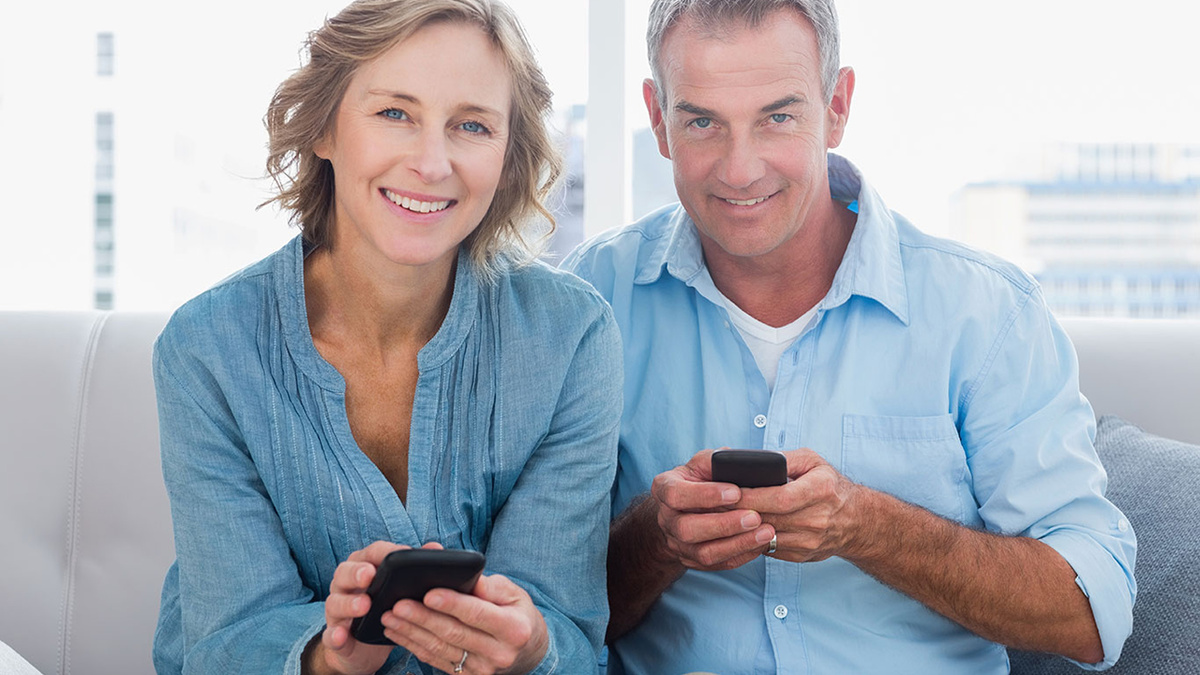 Подключить SMS-оповещения, установить только официальные банковские приложения 