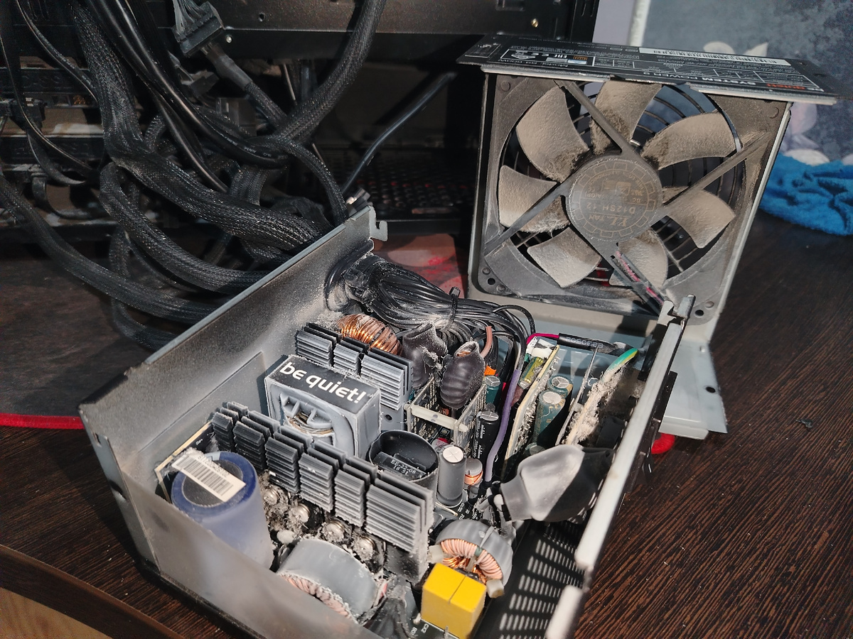 Компьютерный блок питания в разобранном виде