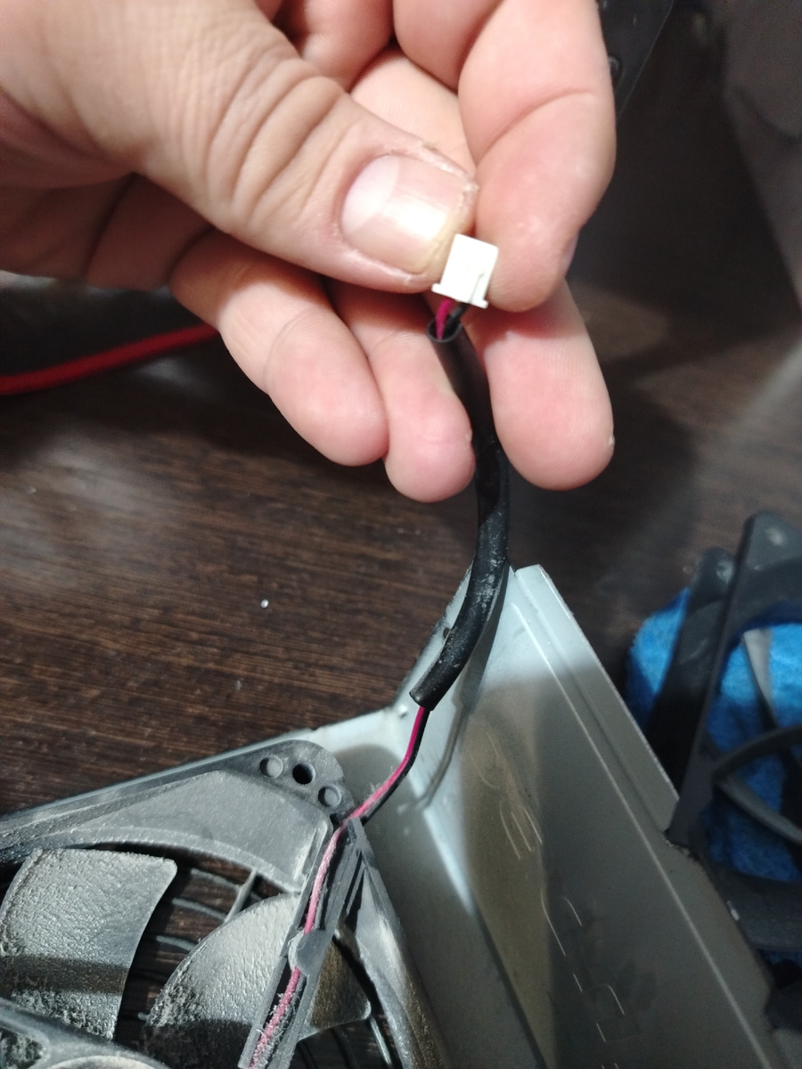 Провод подключения вентилятора с пластмассовой фишкой на конце