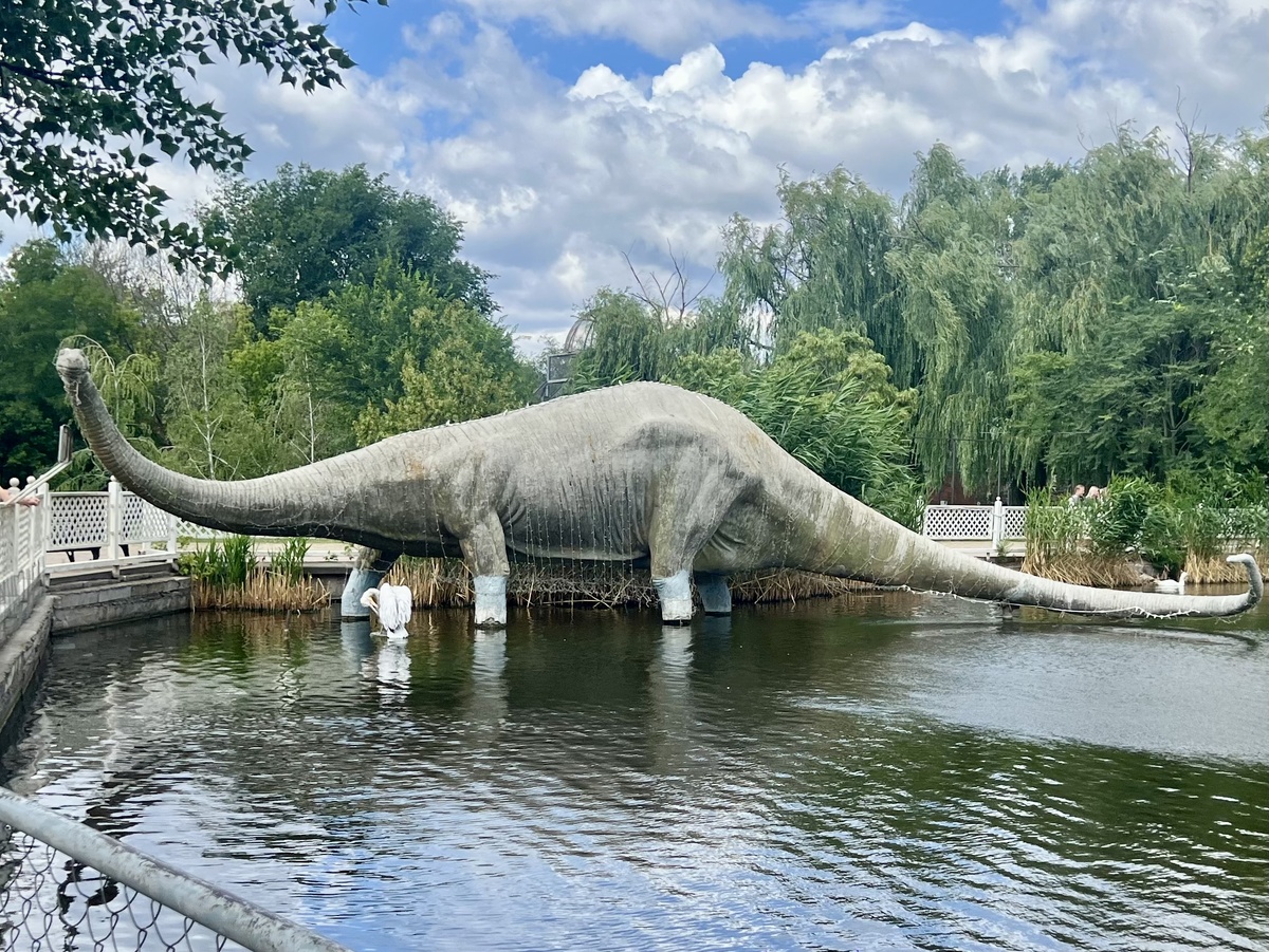 Огромная фигура динозавра в озере