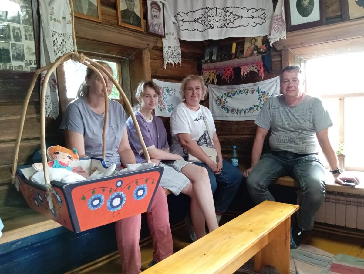 туристы посещают Дом-музей Уймонской долины