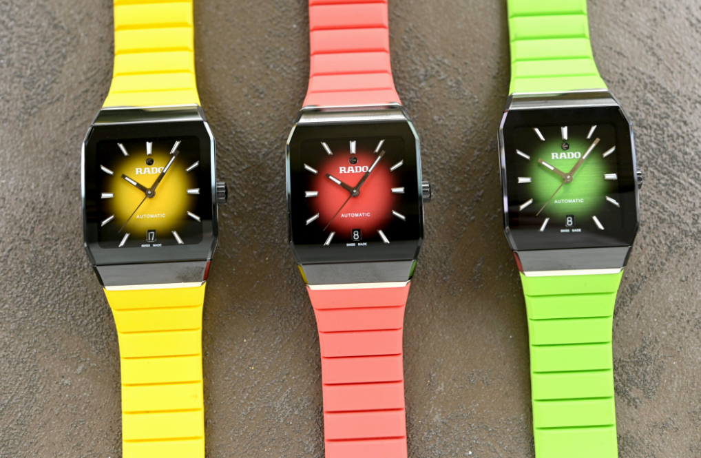 Краткие характеристики:
Размеры корпуса: 32,5 мм x 46,3 мм x 11,3 мм
Корпус: высокотехнологичная керамика и сталь
Сапфировое стекло спереди и сзади
Заводная головка из высокотехнологичной керамики
Водозащита: 50 м
Градиентный циферблат жёлтого, красного или зелёного цвета
Нанесённые индексы и стрелки с люминесценцией SLN
Окно даты
Движущийся логотип якоря
Калибр Rado 766 (эволюция ETA 2892), автоматический
Частота баланса: 28 800 полуколебаний в час
Запас хода: 72 часа
Балансовая пружина Nivachron
Функции: часы, минуты, секунды, дата
Ремешок: жёлтый, красный или зелёный резиновый FKM с раскладывающейся застёжкой
Цена: 3 750 евро