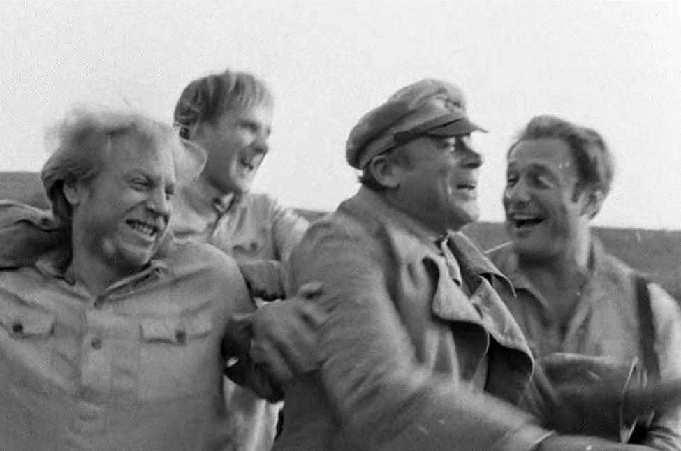 Кадр из фильма «Свой среди чужих, чужой среди своих»