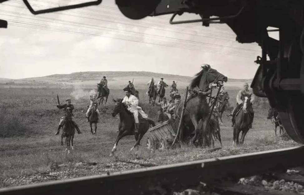 Кадр из фильма «Свой среди чужих, чужой среди своих»