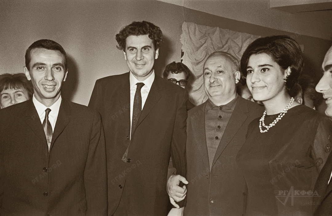 Композитор В.И. Мурадели (справа), греческий композитор Микис Теодоракис (в центре) и др. на встрече с деятелями культуры и искусства Греции / г. Москва. 1966 г. / Фотограф: Е.И. Явно / РГАКФФД. Арх.№ 0-385357