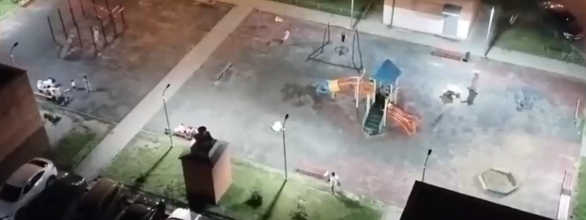 Десятки женщин в хиджабах