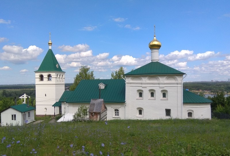 Новопостроенная колокольня и восстановленный Успенский храм Дудина монастыря. 2022 год.