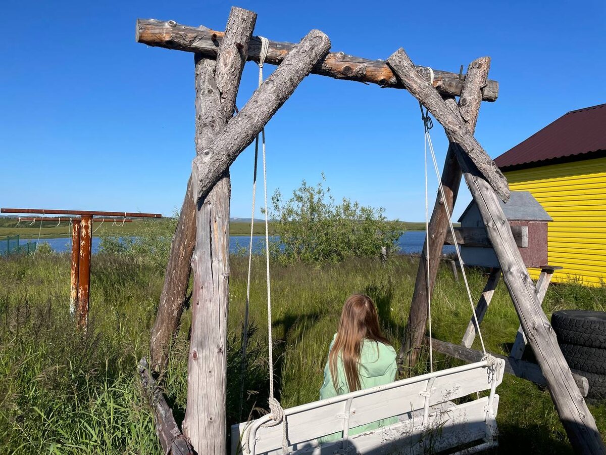 На качелях — у самой границы.
Там, где заканчивается деревня и начинается Север.